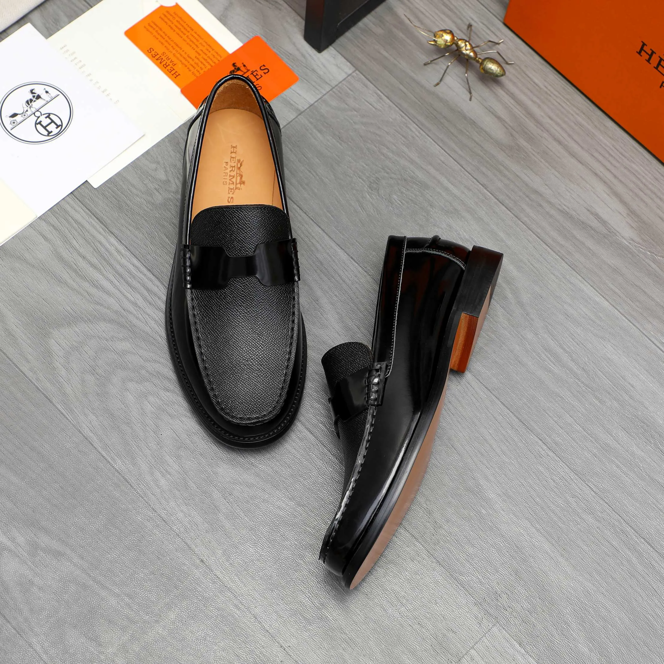 Men's shoes 💰p540 Product trademark: HERMES "Hermès" business slip-on leather shoes. Regular size: 38-46 (38.45.46 is custom-made and non-returnable) Product material: Selected pebbled cowhide stitched with pearlescent cowhide upper, cowhide lining, original rubber outsole